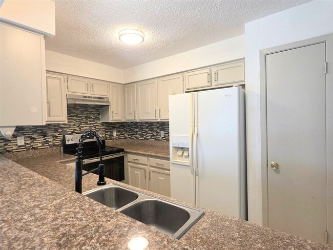 Building Photo - 10526 Chapel Hill Dr