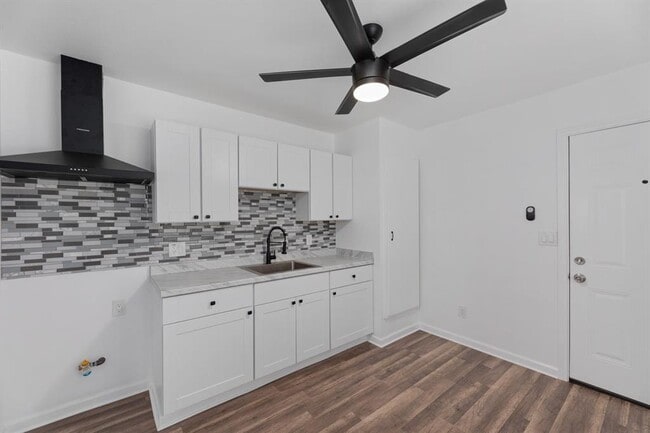 Photo - 404 Middle Ln