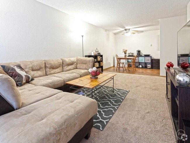 Oversize Living Room - Sherburne Park Estates Rental