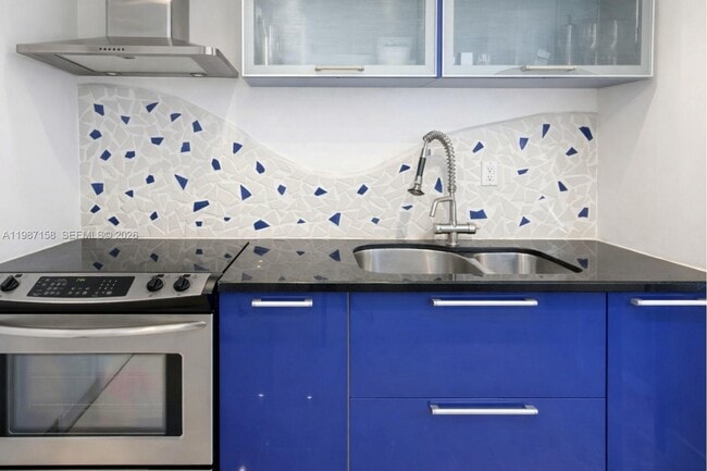 Building Photo - 1000 West Ave Unit 216