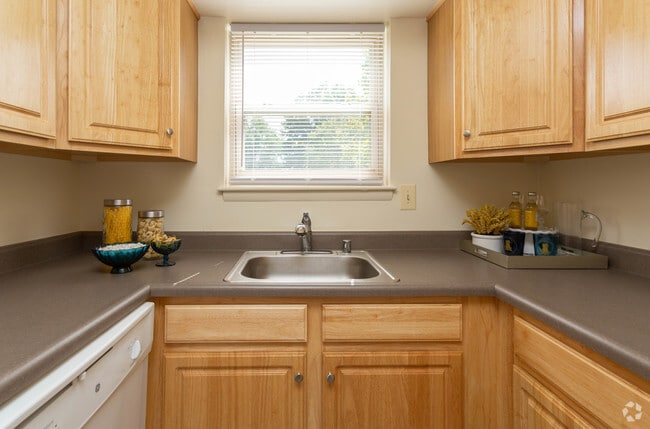 2BR, 1.5BA - 844 SF - Woodsdale Apartments