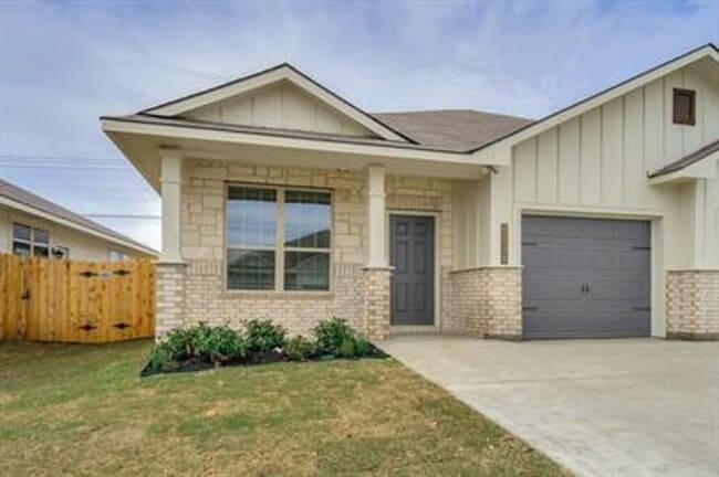 Building Photo - Bright & Cozy Duplex Rental