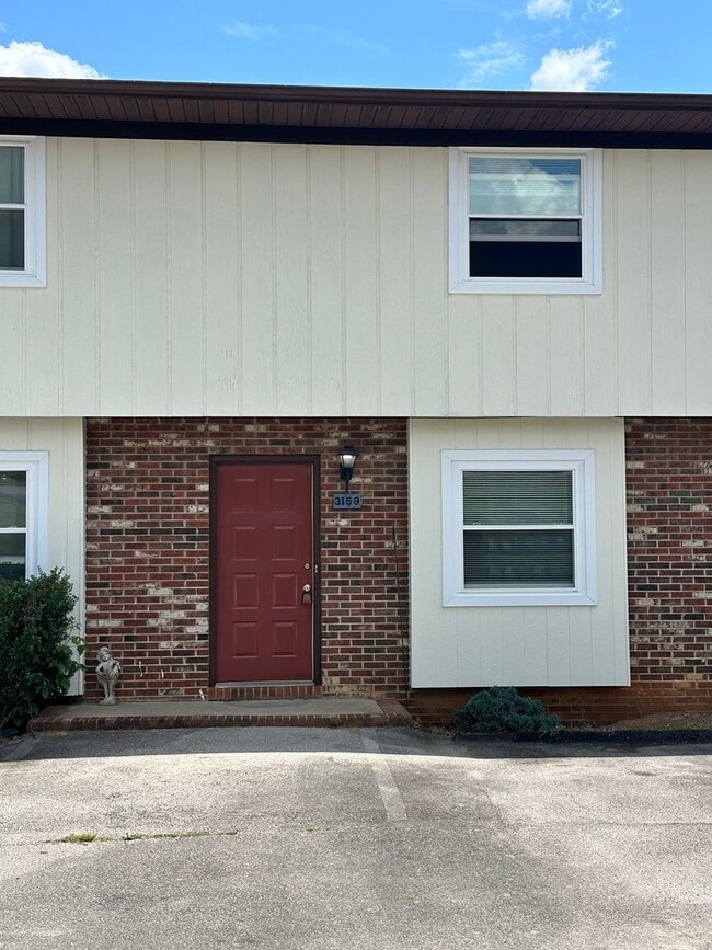 Building Photo - 2 Bedroom / 1.5 Bath Townhome Kingsport TN