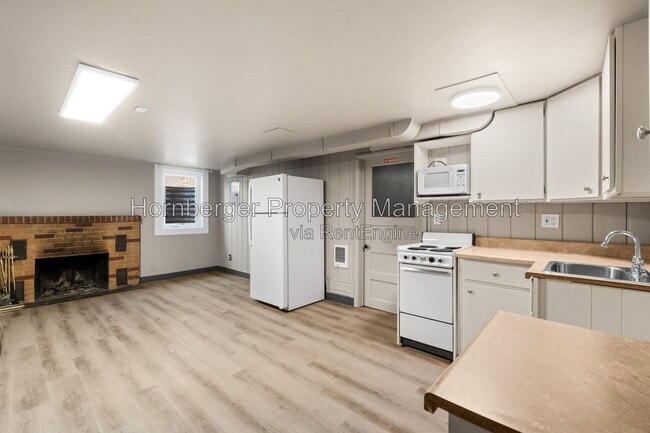 Photo - 1619 N Oak St Unit B