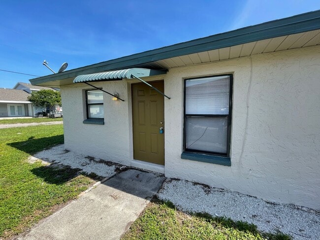 Building Photo - P (2001 46th Ter SW) Unit #C