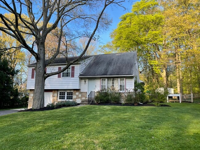 Photo - 204 Dorset Way