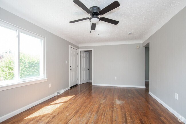 Building Photo - Convenient Showings — No Appointment Needed! Rental