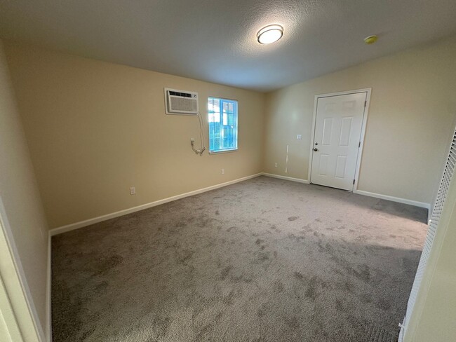 Photo - Beautiful Remodeled 2 bed, 1 Bath Back Lot Unit