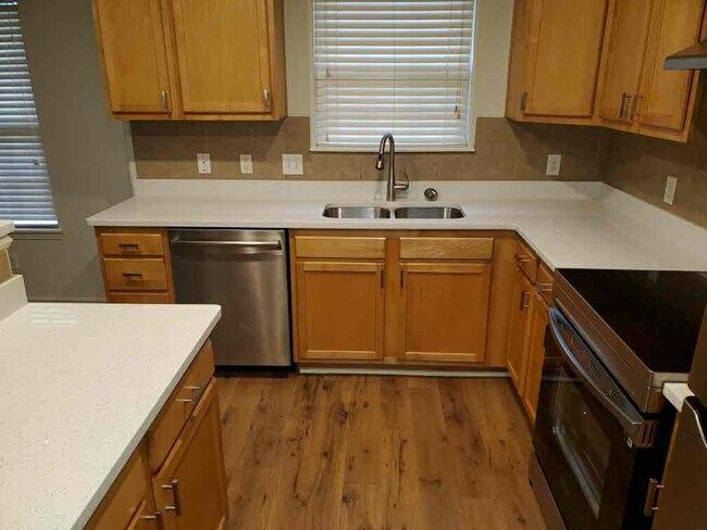 Photo - 918 Oakwood Ln