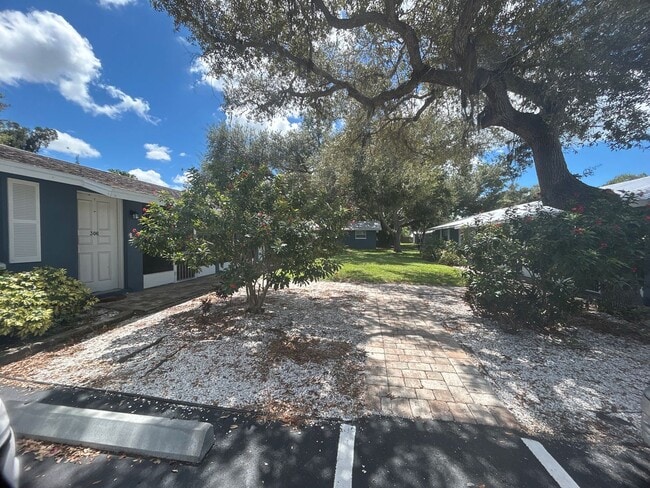 306 Colonia Ln E