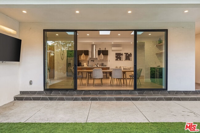 Photo - 22747 Erwin St