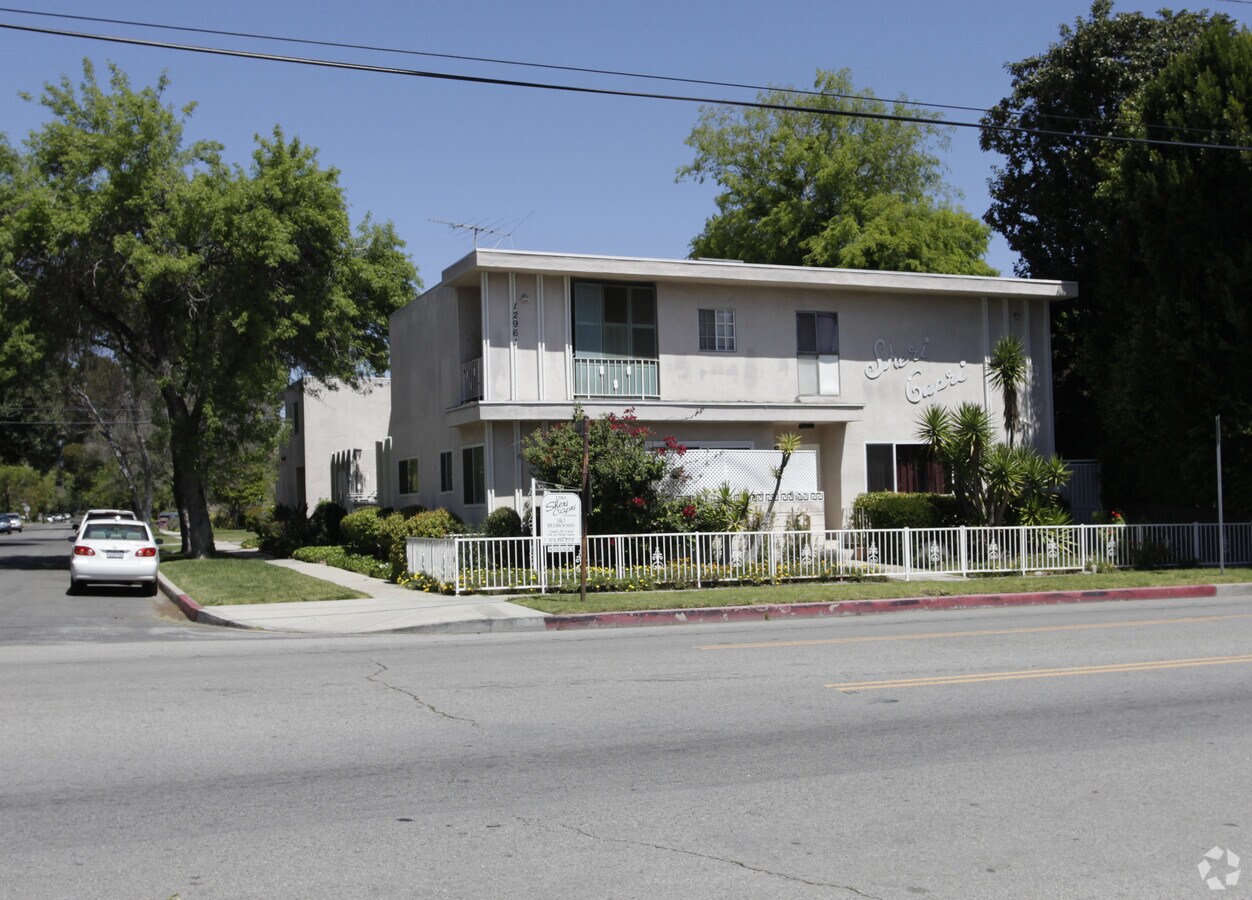 Photo - 12961 Moorpark St Apartments