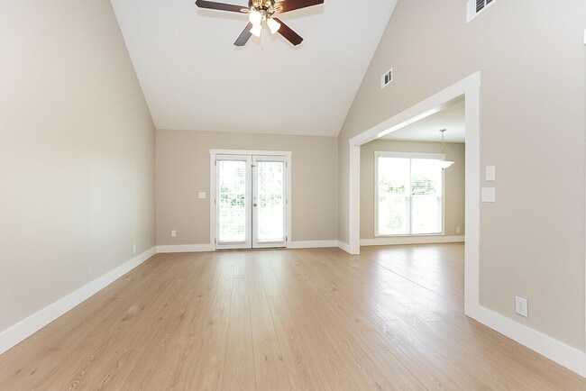 Photo - 410 Lawson Rd