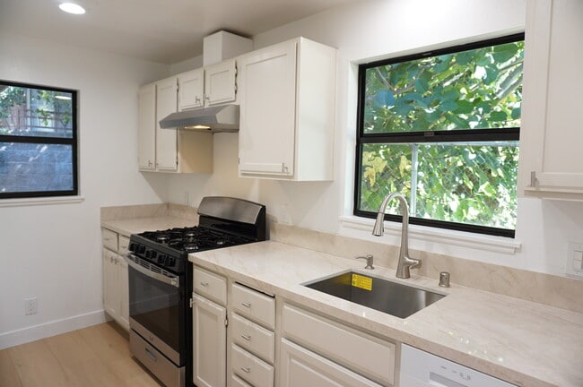 Building Photo - 3948 Pennsylvania Ave