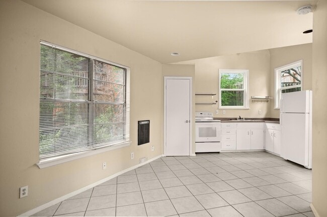 Building Photo - 3302 Hemlock Ave