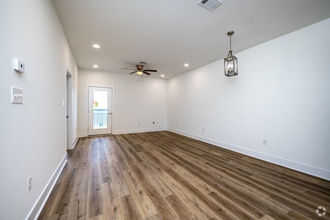 2BR, 2BA - 900SF - Living Room/Dining Room