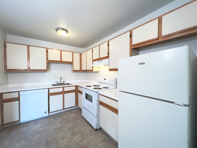 2BR, 1BA 800 SF - Kitchen