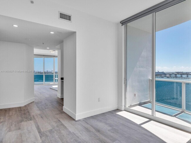 Photo - 725 NE 22nd St Unidad 16A