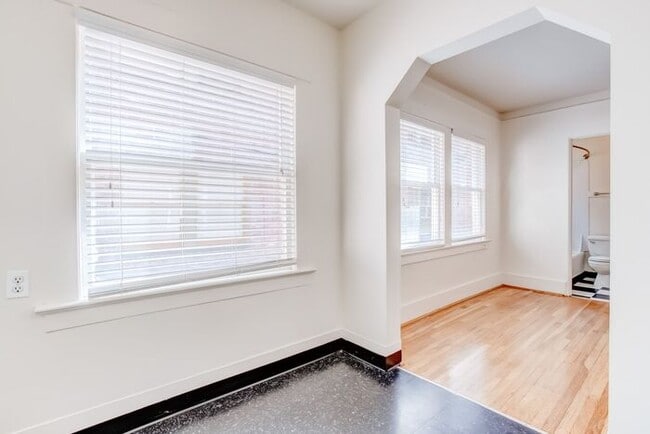 Photo - Beautiful Vintage Studio Near 23rd !!