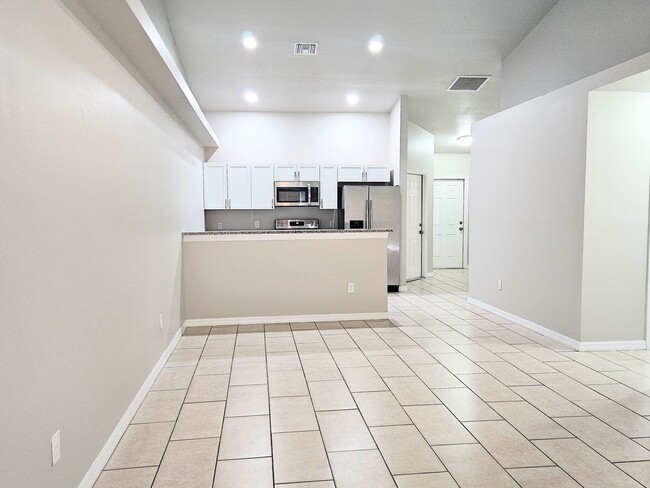 Like New 3 bedroom, 2bath 1 car garage - Like New  3 bedroom, 2bath 1 car garage Townhome