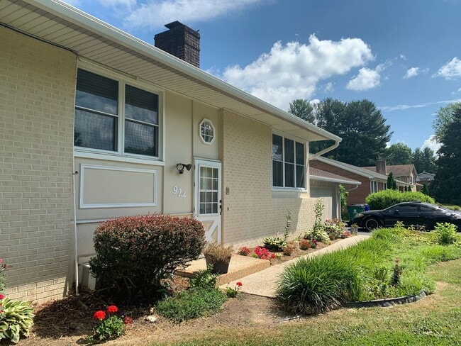 Photo - 924 McBryde Ln
