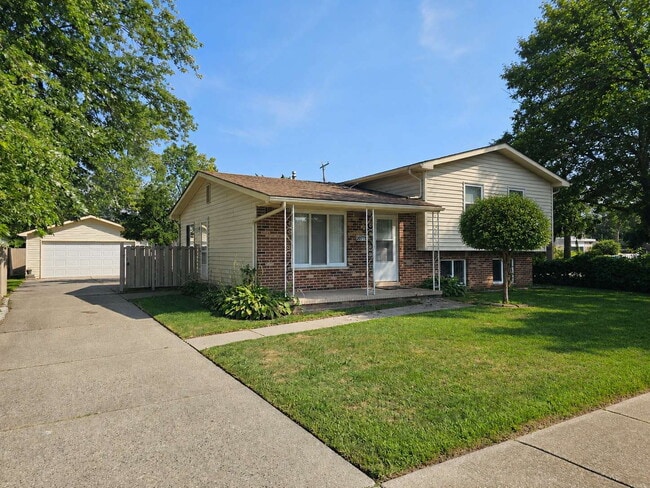 Building Photo - Clean 3-Bedroom Tri-Level, 1.5 Bath with Updated Kitchen, Great Room, Fireplace & Private Backyar...