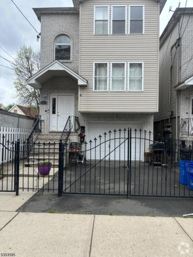 Building Photo - 631 S 18th St Rental