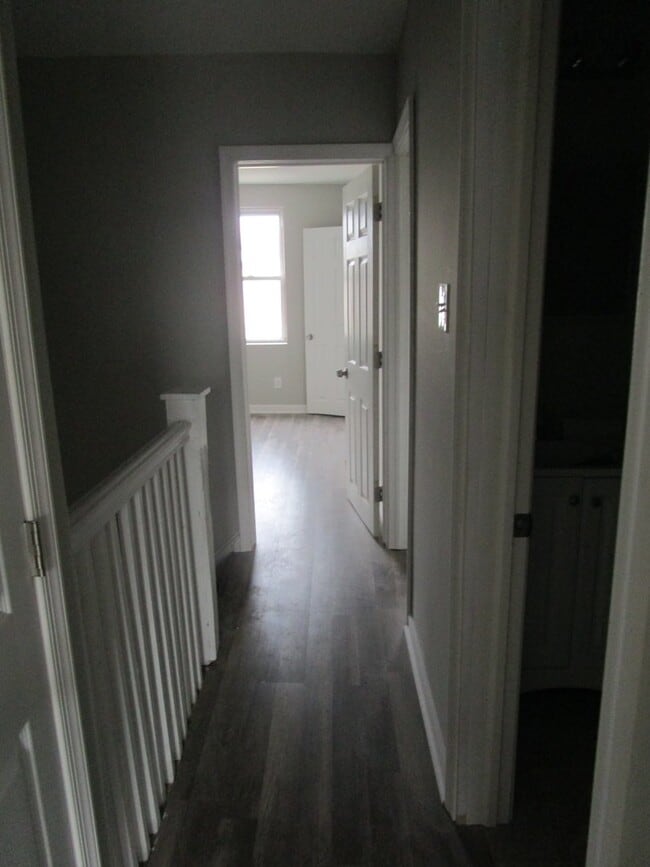 Building Photo - Spacious Front-Porch Row - Oak Lane