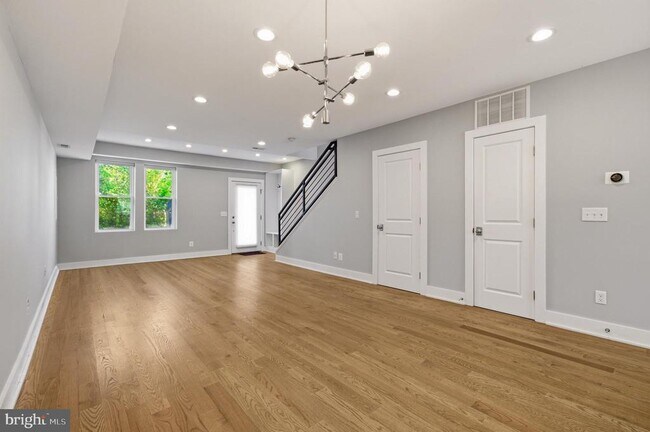 Photo - 925 Delafield Pl NW