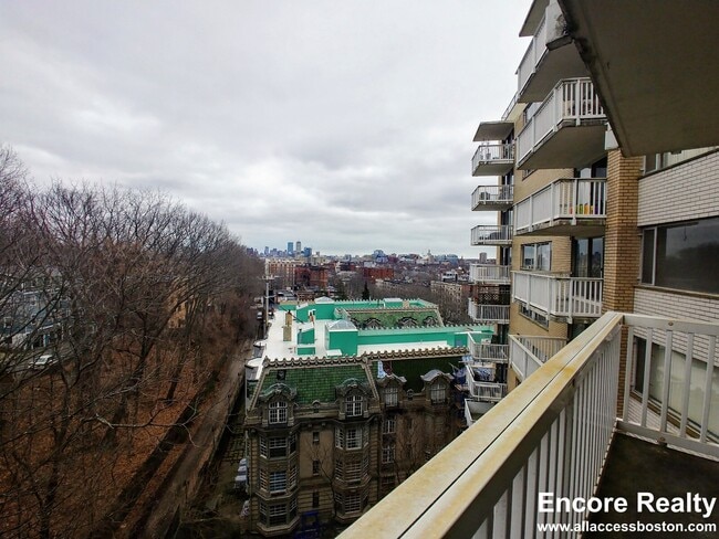 Building Photo - 1530 Beacon St Unit 1107