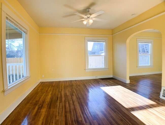 Photo - Adorable 3bdrm Home in Great Neighborhood! Lovely Yard!