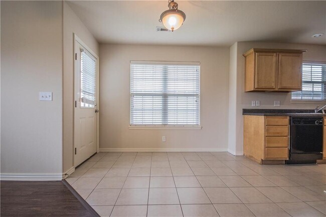 Photo - 912 Oakwood Ln