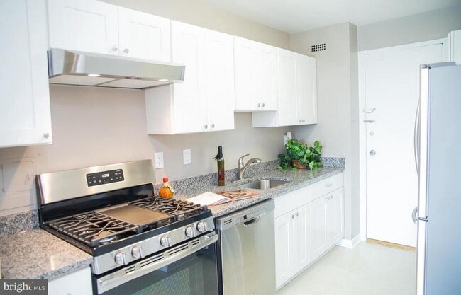 Building Photo - 10500 Rockville Pike Unit 914