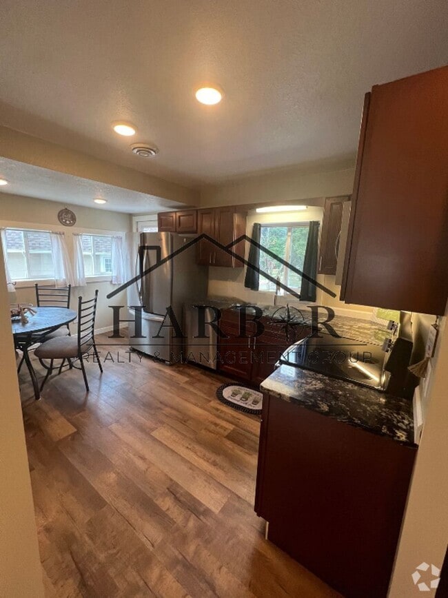 Building Photo - 807 1st Dr NW Unit B Rental