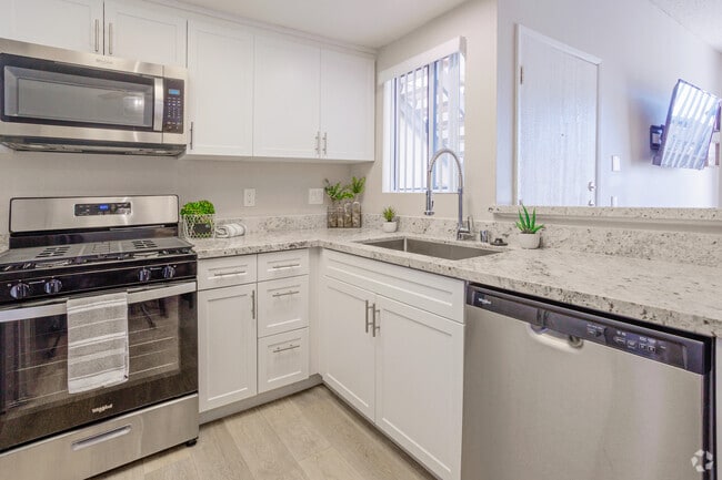 1BR, 1BA - 678SF