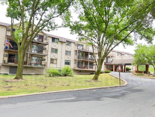 Building Photo - 1304 W Medicine Lake Dr