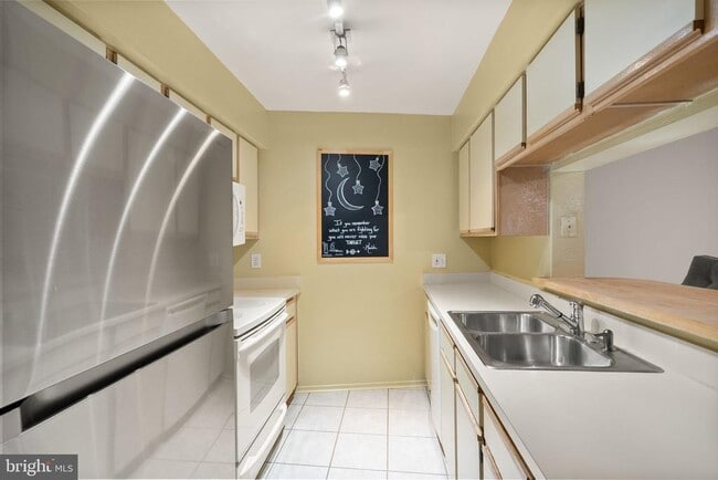 Building Photo - 3313 Wyndham Cir Unit 3209