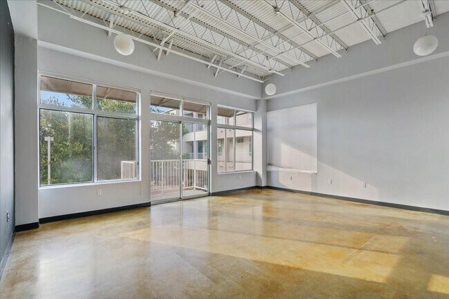 Building Photo - 2401 E 6th St Unit 62 Rental