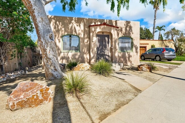 Building Photo - Beautiful Spanish Style House in Universit...