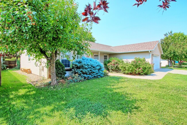 Photo - 598 Garnet Dr