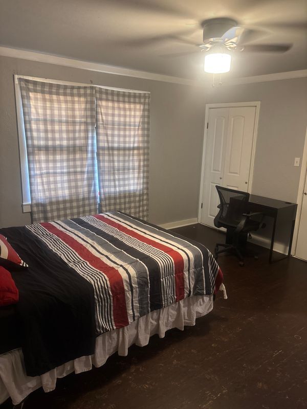 Photo - 4600 Charles St