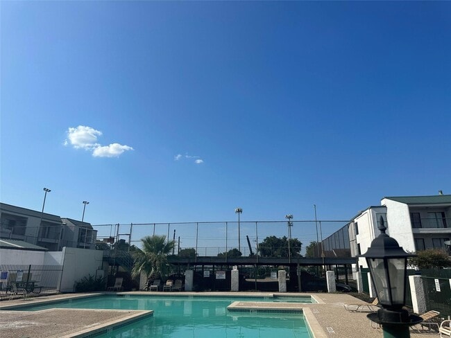 Building Photo - 2820 S Bartell Dr Unit 2