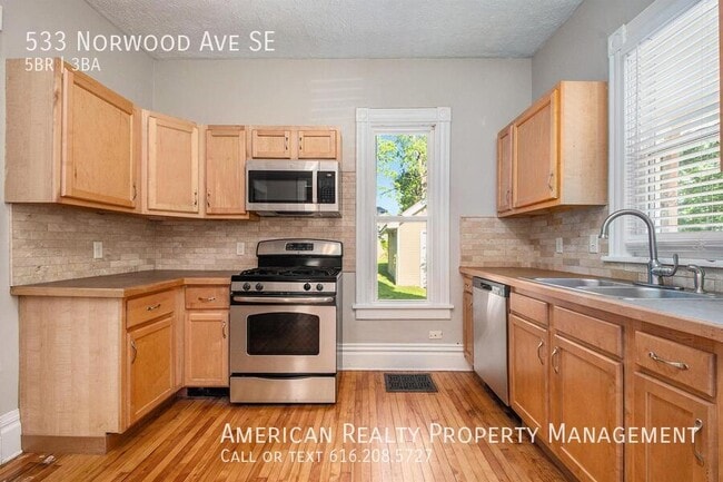 Photo - 533 Norwood Ave SE