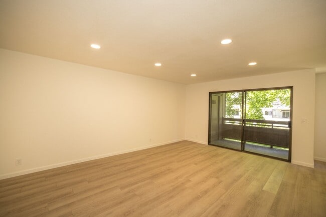 Photo - Completely Remodeled 2 Bed, 2 Bath Condo in Desirable Greenhouse Complex!