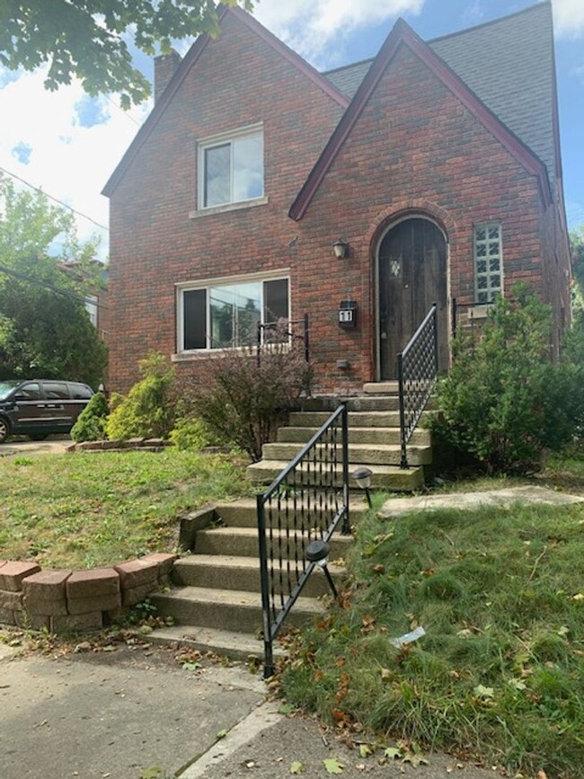 Building Photo - Utilities Included in this Upper Unit Dupl... Rental