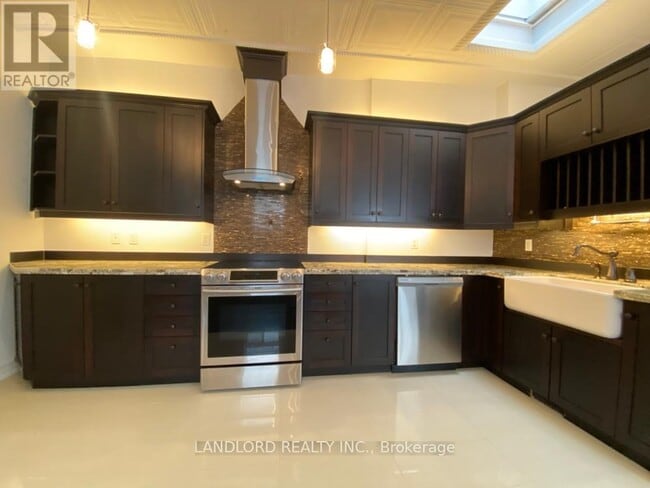 Photo - 385 Jane St