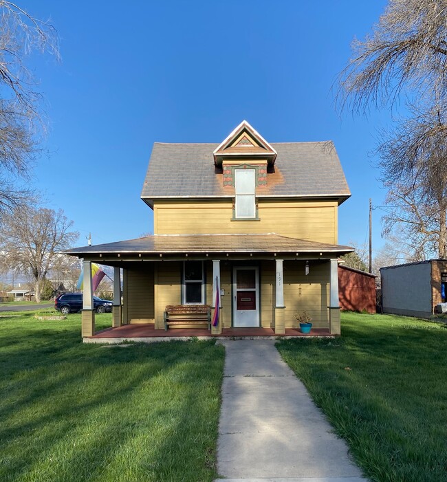 Photo - 191 400 W House