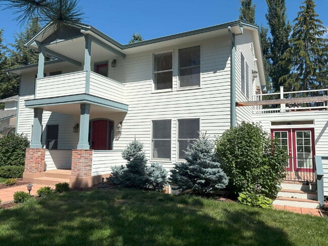 Building Photo - Spacious home in country setting, yet clos...