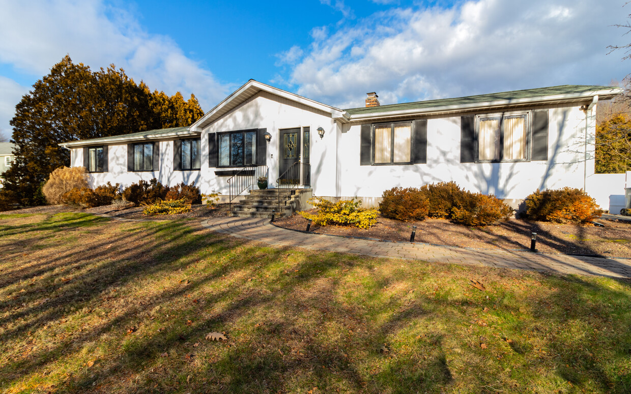 Photo - 8 Catherine Ln (Suffield, CT)