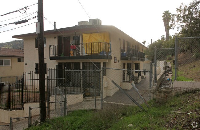 Photo - 200-202 Avenue 58